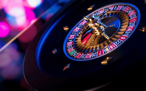 Studio Live Sic Bo di tiger138 menampilkan dealer, tiga dadu, dan antarmuka penempatan taruhan real-time